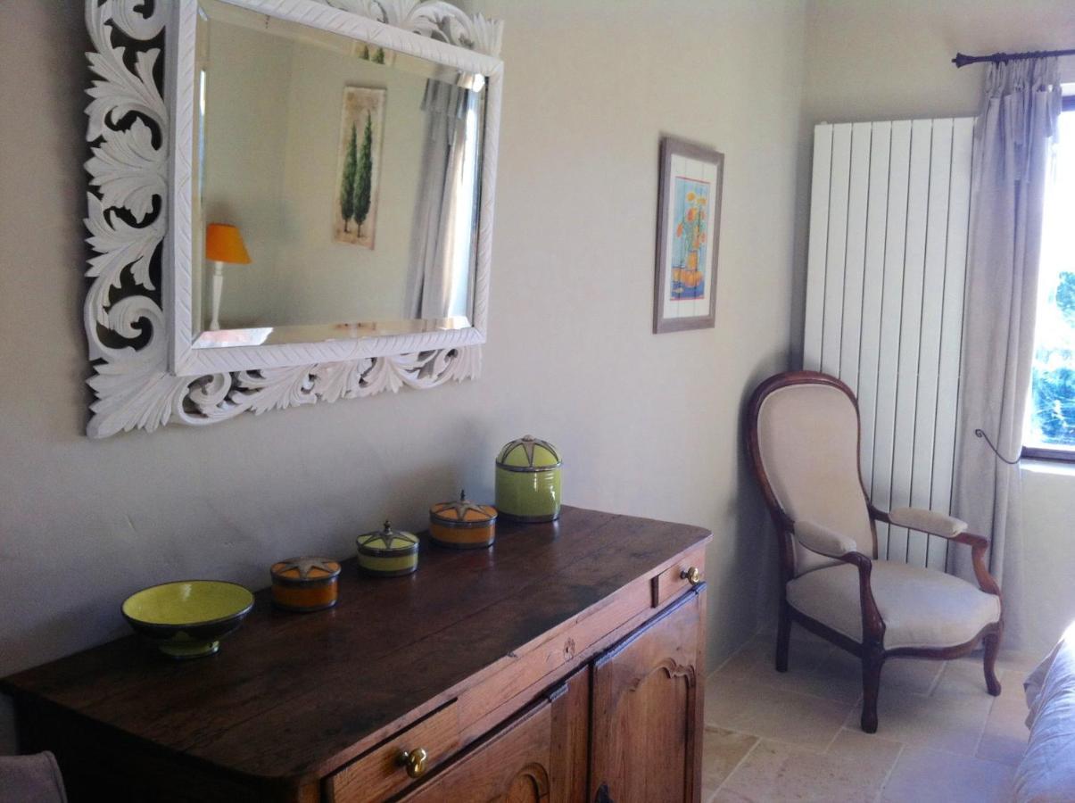 Oustau De Piera Bed & Breakfast Горд Екстериор снимка