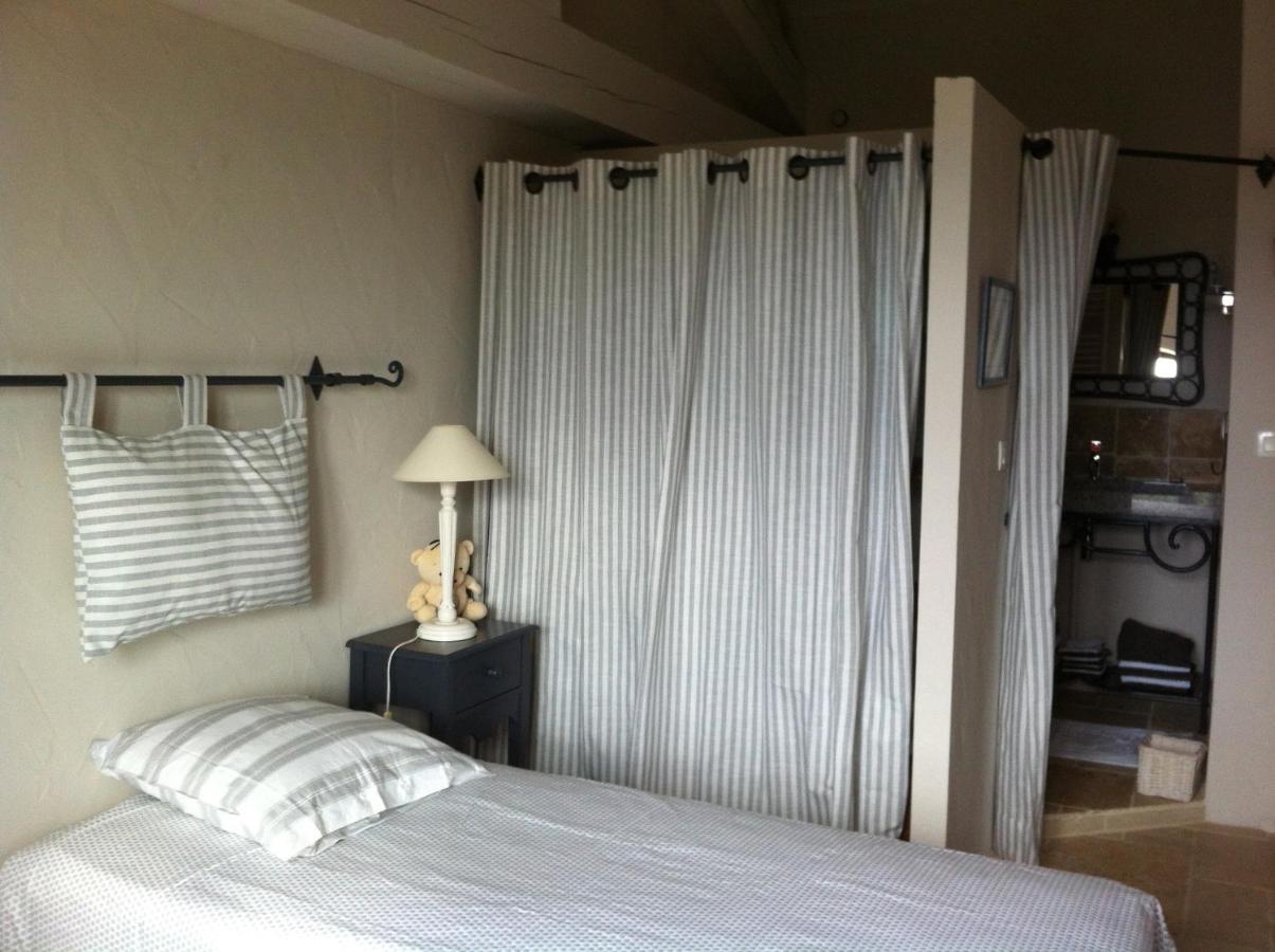 Oustau De Piera Bed & Breakfast Горд Екстериор снимка